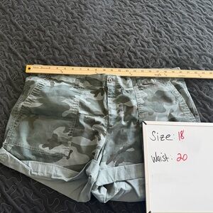 GAP Women's 5” Camo Roll-Cuff Shorts - Olive Green